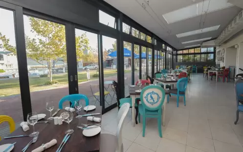 ISLAND CAFE TABLE AREA